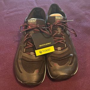 NWT Topo Women’s ST-2 Running Shoes size 12 US. Black/Raspberry